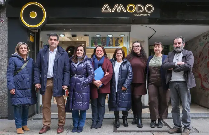 Representantes de la Xunta y del comercio local, durante la visita a la tienda Amodo, beneficiaria de las ayudas auton&oacute;micas para impulsar la innovaci&oacute;n y la sostenibilidad del comercio de proximidad en Ourense.