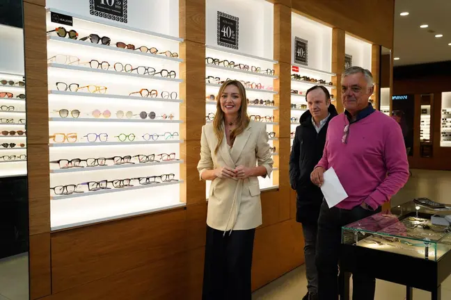 A conselleira de Pol&iacute;tica Social e Igualdade, Fabiola Garc&iacute;a, durante a visita &aacute; &Oacute;ptica Castro, na Coru&ntilde;a, para entregar o distintivo de establecemento adherido ao Carn&eacute; +65.