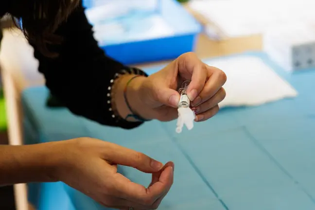 Personal sanitario prepara una dosis de la vacuna antigripal durante la campa&ntilde;a de vacunaci&oacute;n en Galicia, que ya supera los registros del a&ntilde;o pasado en todos los grupos diana.