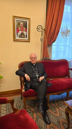 El obispo Leonardo Lemos, sentado en un sal&oacute;n del obispado. ROBERTO LEDO.