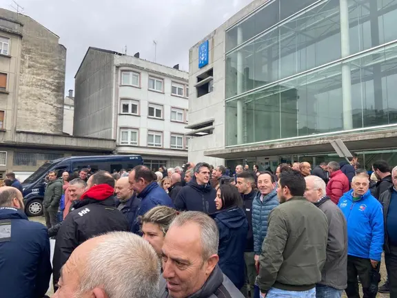 Ganaderos y agricultores concentrados ante la sede de la Xunta en Lugo, durante el encuentro con el delegado territorial, Javier Arias, para abordar la preocupaci&oacute;n del sector primario por el acuerdo de libre comercio entre la UE y Mercosur.