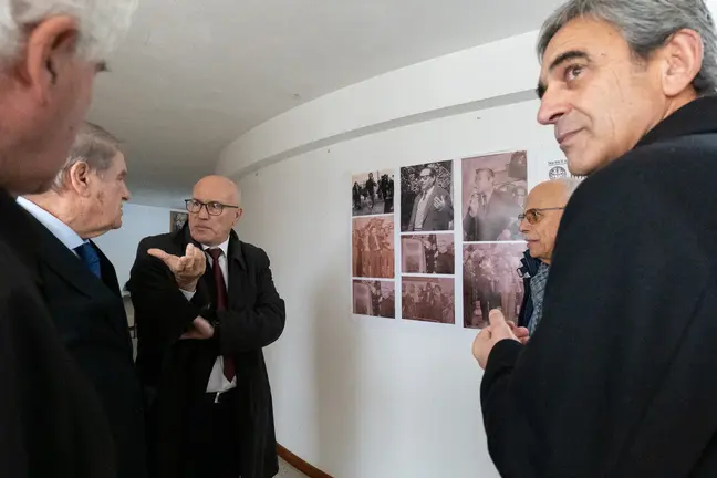 Autarcas e convidados durante a visita evocativa integrada nas comemora&ccedil;&otilde;es dos 50 anos de F&atilde;o vila, com destaque para a mem&oacute;ria hist&oacute;rica e o percurso identit&aacute;rio da comunidade fangueira.