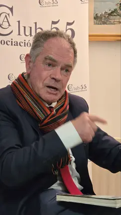 Maximino Fern&aacute;ndez Send&iacute;n, durante su intervenci&oacute;n en el Club 55.