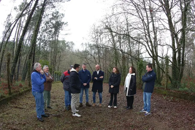 El alcalde de O Porri&ntilde;o, Alejandro Lorenzo, y la conselleira de Medio Ambiente y Cambio Clim&aacute;tico, &Aacute;ngeles V&aacute;zquez, junto a representantes municipales y de las comunidades de aguas durante la visita a la Comunidad de Usuarios de Atios.