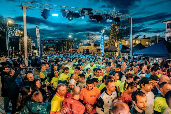 Momento da partida da Corrida de Ano Novo de Esposende, com centenas de atletas concentrados no centro da cidade antes do in&iacute;cio da prova de 10 quil&oacute;metros.