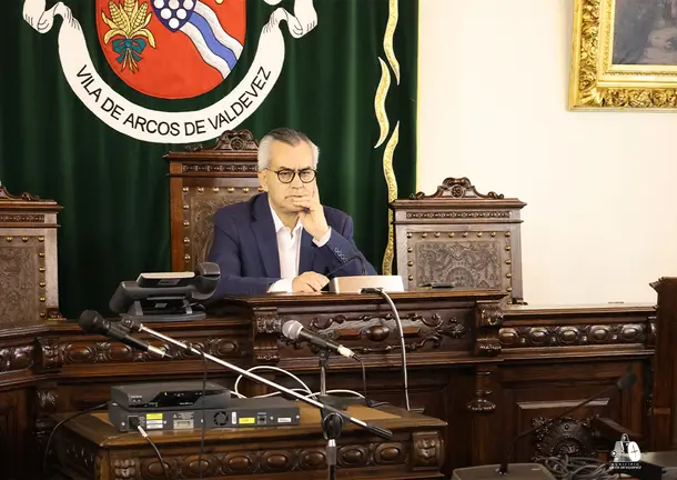 O presidente da C&acirc;mara Municipal de Arcos de Valdevez durante a reuni&atilde;o ordin&aacute;ria de 16 de janeiro, onde foi aprovada a prorroga&ccedil;&atilde;o da empreitada de habita&ccedil;&atilde;o social do Souto e outras medidas de apoio social e investimento municipal.