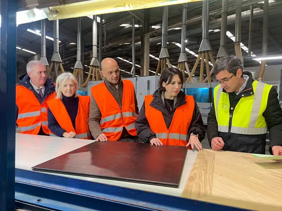 La conselleira de Econom&iacute;a e Industria, Mar&iacute;a Jes&uacute;s Lorenzana, junto al alcalde de O Porri&ntilde;o, Alejandro Lorenzo, y responsables institucionales y de la empresa, durante la visita a las instalaciones exteriores de Surco Interiors.