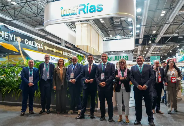 El presidente de la Deputaci&oacute;n de Pontevedra, Luis L&oacute;pez, junto a miembros del gobierno provincial y representantes del sector tur&iacute;stico, durante una visita a empresas y profesionales en el marco de FITUR, donde R&iacute;as Baixas despliega su agenda de promoci&oacute;n para 2026.