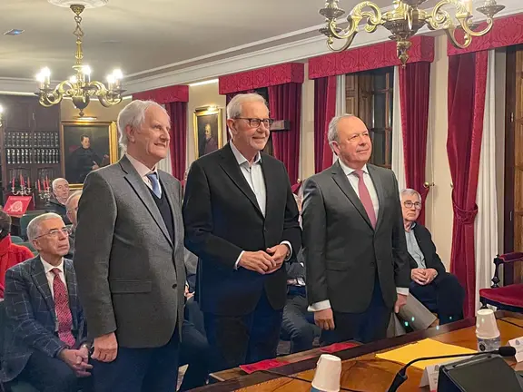 Emilio P&eacute;rez Touri&ntilde;o, en el centro, durante la mesa de debate &ldquo;Econom&iacute;a y sociedad en la Galicia de hoy&rdquo;, celebrada en la Real Sociedad Econ&oacute;mica de Amigos del Pa&iacute;s de Santiago.