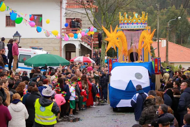 El Carnaval de Esposende llena las calles de color y s&aacute;tira, con carrozas y disfraces que atraen cada a&ntilde;o a miles de personas de Portugal y Galicia.