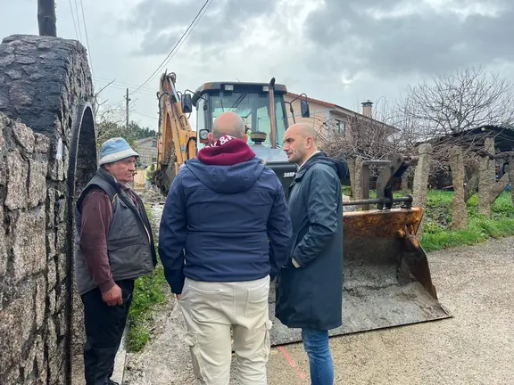 El alcalde de O Porri&ntilde;o conversa con vecinos y t&eacute;cnicos durante el inicio de las obras de ampliaci&oacute;n de la red de saneamiento en el lugar de Cerquido, una actuaci&oacute;n financiada con cargo al Plan +Provincia 2025.