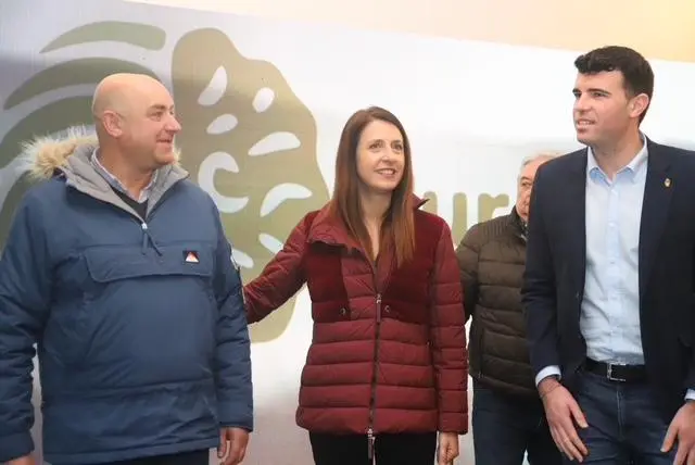 La conselleira do Medio Rural conversa con el alcalde de A Estrada, Gonzalo Louzau, y un  representante del sector primario durante su visita a A Estrada, con motivo de la jornada RuralMente centrada en la renovaci&oacute;n generacional en el agro.