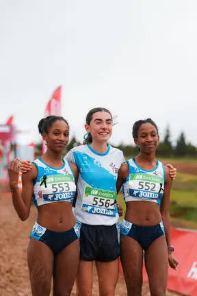 Sandra Gonz&aacute;lez, Demeku Paniagua y Debris Paniagua, junto a Sabela Mart&iacute;nez fuera de plano, firmaron una actuaci&oacute;n hist&oacute;rica al ocupar las primeras posiciones de la prueba Sub20 femenina, que dio a Galicia el t&iacute;tulo nacional por selecciones.