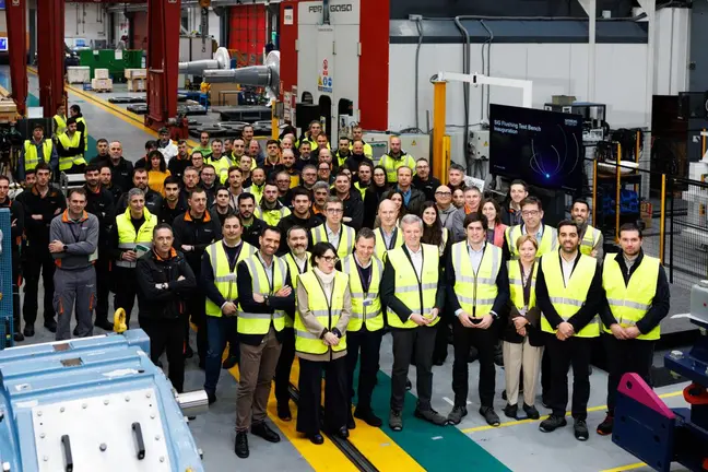 El presidente de la Xunta, Alfonso Rueda, junto a la conselleira de Econom&iacute;a e Industria, Mar&iacute;a Jes&uacute;s Lorenzana, responsables de Siemens Gamesa y trabajadores de la planta de Sig&uuml;eiro (Oroso), durante la inauguraci&oacute;n del nuevo banco de pruebas para la reparaci&oacute;n de componentes e&oacute;licos.
