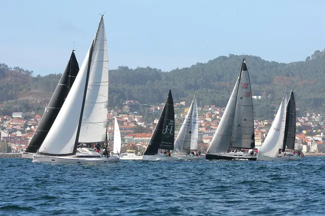 Varios veleros navegan en la r&iacute;a durante una regata de la Liga C&iacute;es&ndash;Rande, cuya primera prueba ha sido aplazada por el temporal en el litoral gallego.