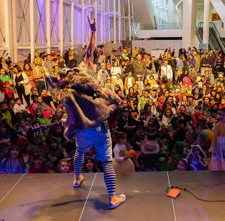 Ambiente multitudinario en &ldquo;O baile das esculturas&rdquo;, la celebraci&oacute;n familiar del Entroido en el Gai&aacute;s, con conciertos, disfraces y animaci&oacute;n para todos los p&uacute;blicos.