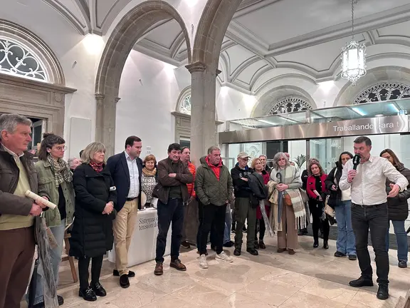 Jorge Cubela, deputado de Cultura, durante a apertura da mostra itinerante sobre a pandeireta galega no Pazo provincial.