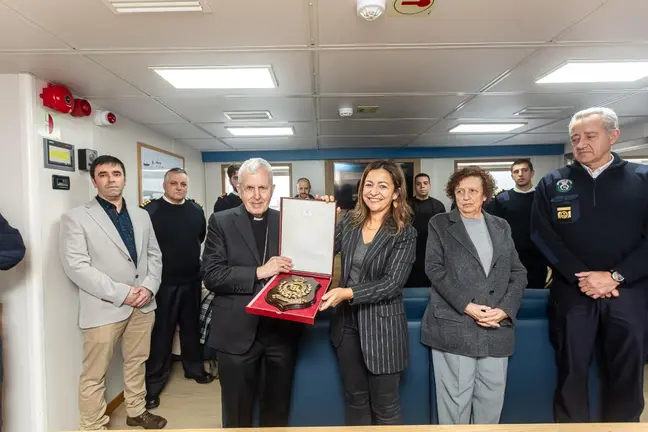 La conselleira do Mar, Marta Villaverde, y el obispo em&eacute;rito de Tui-Vigo, Luis Quinteiro, durante el encuentro celebrado a bordo de la patrullera Mar de Galicia, junto a representantes del Apostolado del Mar y del Servicio de Guardacostas.