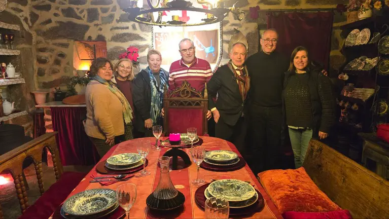 De izq. a dcha., Isabel Otero, Mar&iacute;a May&aacute;n, Marina, Alfonso V&aacute;zquez, Maximino Fdez. Send&iacute;n, Juan Gonz&aacute;lez y Luli Enes. R. LEDO.