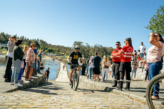 Participantes e p&uacute;blico durante uma prova de trail em Esposende, evento que volta a destacar o concelho como refer&ecirc;ncia no desporto de natureza, com o X Trail marcado para 21 e 22 de mar&ccedil;o.