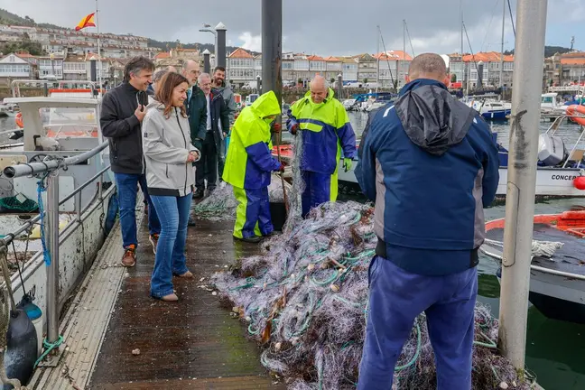 La conselleira do Mar, Marta Villaverde, durante su visita al puerto de Baiona, donde present&oacute; el plan de la Xunta para renovar los pavimentos de pantalanes y mejorar la seguridad en instalaciones flotantes de diez muelles auton&oacute;micos.