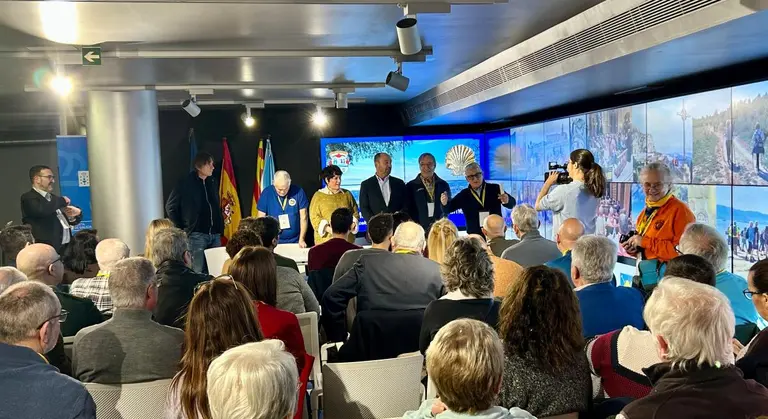 Xos&eacute; Merelles interviene en la tercera asamblea de la Federaci&oacute;n de Asociaci&oacute;ns de Amigos do Cami&ntilde;o de Sant Jaume, celebrada en Santa Coloma de Gramenet, donde anim&oacute; a las entidades catalanas a implicarse en el dise&ntilde;o del Xacobeo 2027.