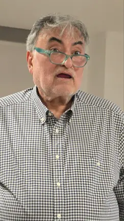 Salvador Gonz&aacute;lez Moles, m&eacute;dico y poeta, durante su conferencia &ldquo;La poes&iacute;a como terapia&rdquo; en el Club 55.