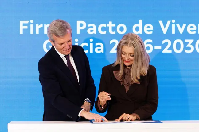 El presidente de la Xunta, Alfonso Rueda, durante la firma del II Pacto de Vivenda de Galicia 2026-2030, que marca como objetivo alcanzar las 10.000 viviendas p&uacute;blicas en el a&ntilde;o 2030.