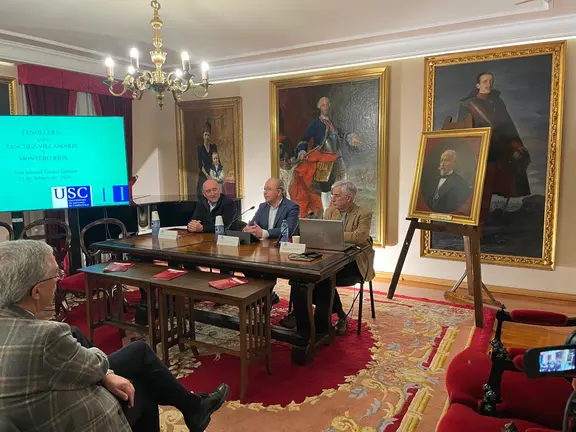 Mesa de debate &ldquo;Fenollera ante S&aacute;nchez-Villamar&iacute;n y Montero R&iacute;os&rdquo;, con la intervenci&oacute;n de Jos&eacute; Manuel Garc&iacute;a Iglesias, en el inicio del ciclo &ldquo;La RSEAPS y sus fondos art&iacute;sticos&rdquo; de la Real Sociedad Econ&oacute;mica de Amigos del Pa&iacute;s de Santiago.