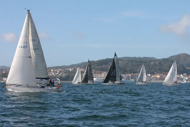 La Liga de Invierno C&iacute;es&ndash;Rande vuelve a llenar de velas la R&iacute;a de Vigo, consolidando el regreso de la Clase Crucero con regatas de traves&iacute;a y media distancia.