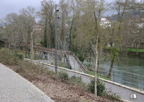 Planta&ccedil;&atilde;o de novas cerejeiras 'Prunus Serrulata Kanzan' na Avenida do Recontro, em Arcos de Valdevez, junto ao rio Vez, no &acirc;mbito da renova&ccedil;&atilde;o da arboriza&ccedil;&atilde;o urbana.