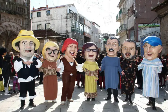 Participantes no Entroido de O Porri&ntilde;o lucindo cabezudos e personaxes populares polas r&uacute;as do centro, nun desfile marcado pola creatividade e o bo ambiente.