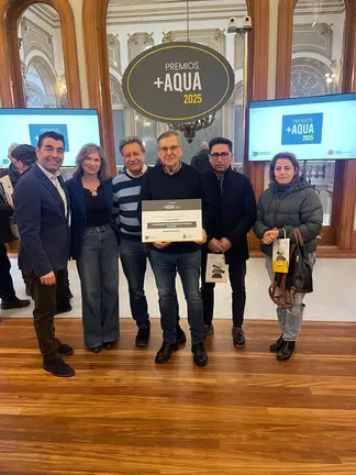 Representantes de la Comunidad de Usuarios de Aguas Parada y Rocha recogen el tercer premio +AQUA 2025, en un acto presidido por la Diputaci&oacute;n de Pontevedra.