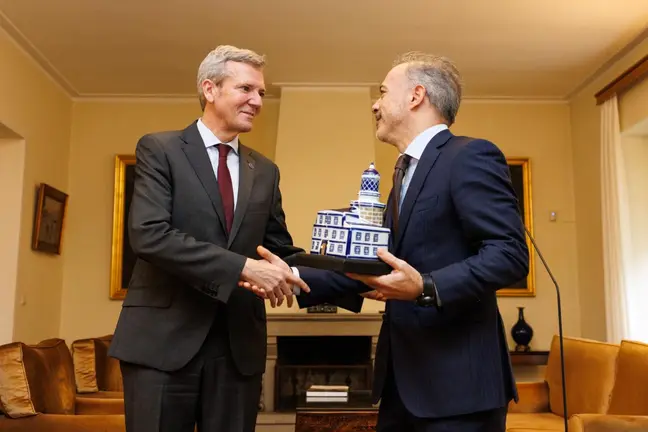 Alfonso Rueda y Pedro Duarte durante el intercambio de obsequios en la reuni&oacute;n celebrada en Oporto, centrada en la alta velocidad ferroviaria y la colaboraci&oacute;n cultural y tur&iacute;stica de cara al Xacobeo 2027.
