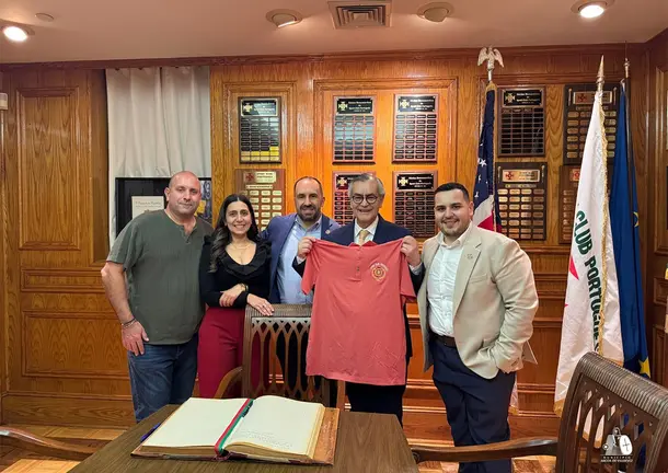 O Presidente da C&acirc;mara Municipal de Arcos de Valdevez, Oleg&aacute;rio Gon&ccedil;alves, na Sala de Honra do Sport Clube Portugu&ecirc;s, em Newark, ap&oacute;s assinar o Livro de Honra da institui&ccedil;&atilde;o, acompanhado por membros da comitiva e respons&aacute;veis do clube.