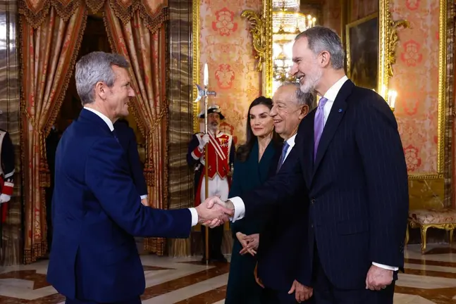 Su Majestad el Rey Felipe VI saluda al presidente de la Rep&uacute;blica Portuguesa, Marcelo Rebelo de Sousa, en el Palacio Real de Madrid, en presencia de la Reina Letizia y del presidente de Portugal, durante los actos oficiales con motivo de su visita a Espa&ntilde;a.