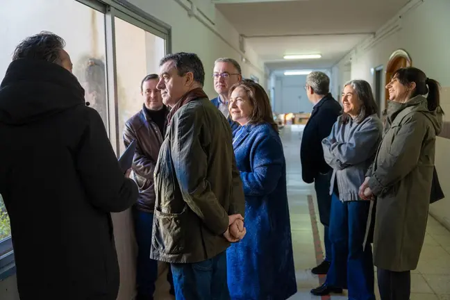 El conselleiro de Educaci&oacute;n, Rom&aacute;n Rodr&iacute;guez, y la delegada territorial de la Xunta en Vigo, Ana Ortiz, durante su visita al CIFP Valent&iacute;n Paz Andrade, donde se est&aacute;n ejecutando obras de rehabilitaci&oacute;n y mejora de la envolvente del edificio.