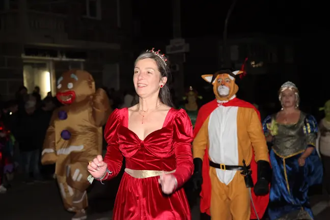 Participantes del desfile de comparsas recorren las calles ataviados con vistosos disfraces de cuento y fantas&iacute;a durante la celebraci&oacute;n del Entroido.