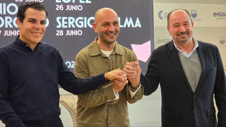 O director de Turismo de Galicia, Xos&eacute; Merelles; o alcalde do Porri&ntilde;o, Alejandro Lorenzo; e un dos organizadores do festival Petra Rosa, durante a presentaci&oacute;n oficial do evento na Casa do Concello.