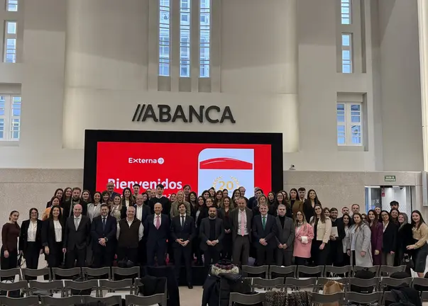 Equipo directivo y trabajadores de Externa posan en el Espacio Avenida de Abanca, en A Coru&ntilde;a, durante la celebraci&oacute;n de la XII Convenci&oacute;n Nacional con motivo del 20&ordm; aniversario de la compa&ntilde;&iacute;a.