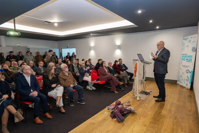 El alcalde de Esposende, Carlos Silva, interviene en la presentaci&oacute;n oficial del evento ante representantes institucionales, restauradores y p&uacute;blico asistente.