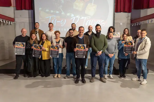 Representantes de ACITUI, del Concello de Tui y de los 18 establecimientos participantes posan durante la presentaci&oacute;n de la ruta gastron&oacute;mica T&uacute;-y D&rsquo;Tapas, que se celebrar&aacute; los viernes del mes de marzo.