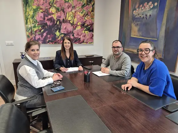 La conselleira do Medio Rural, Mar&iacute;a Jos&eacute; G&oacute;mez, y la alcaldesa de Viveiro, Mar&iacute;a do Carmen Gueimunde, junto a miembros de sus equipos, durante la reuni&oacute;n de trabajo celebrada esta semana para abordar mejoras en las infraestructuras rurales del municipio.
