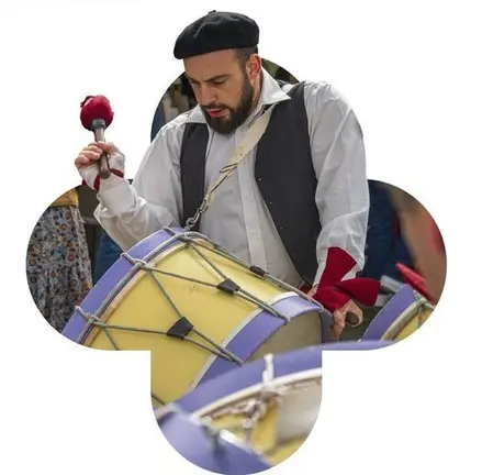 Un participante del Encontro Concelhio de Bombos durante una actuaci&oacute;n tradicional en las calles de Ponte de Lima.