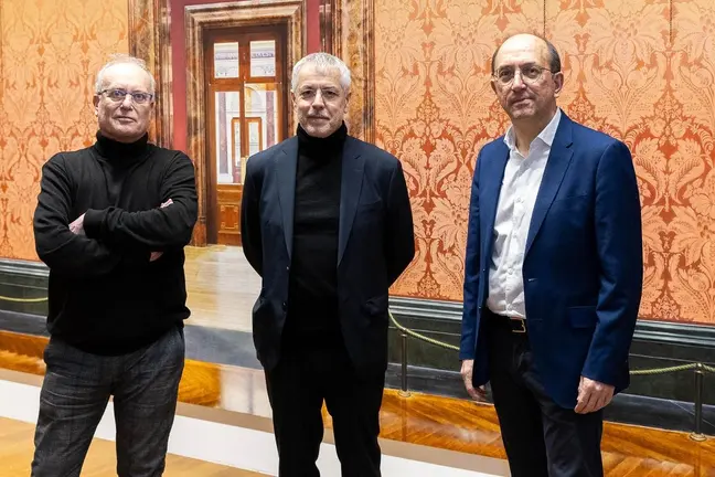 El director xeral de Cultura, Anxo M. Lorenzo, junto al artista Llu&iacute;s Hortal&agrave; y responsables del CGAC durante la presentaci&oacute;n de la exposici&oacute;n Ante a Lei en Santiago de Compostela.