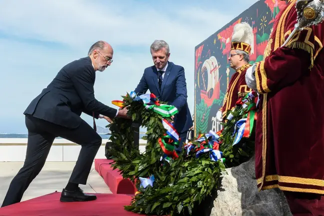Alfonso Rueda participa na tradicional ofrenda floral aos p&eacute;s da estatua de Mart&iacute;n Alonso Pinz&oacute;n no Paseo Pinz&oacute;n, durante a cerimonia inaugural da Arribada.