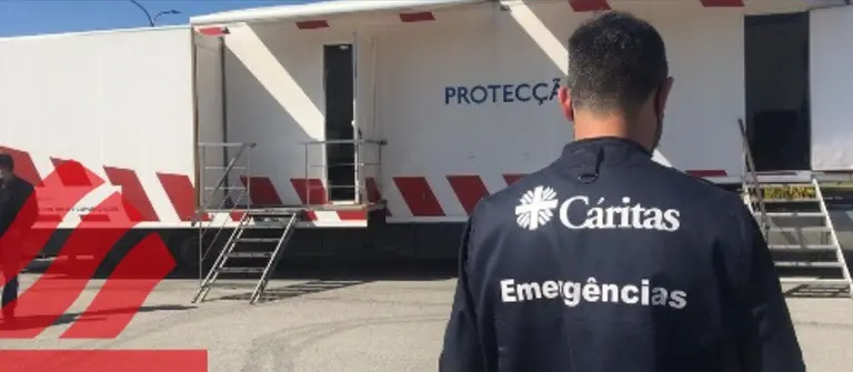 Elemento do Grupo de Emerg&ecirc;ncia e Cat&aacute;strofes da C&aacute;ritas Diocesana junto a viatura da Prote&ccedil;&atilde;o Civil, no &acirc;mbito de uma a&ccedil;&atilde;o de demonstra&ccedil;&atilde;o de meios em Bragan&ccedil;a.