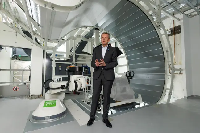 El presidente de la Xunta, Alfonso Rueda, durante su visita al b&uacute;nker del Centro de Protonterapia de Galicia, junto al acelerador de protones Proteus One, el primero instalado en Espa&ntilde;a.