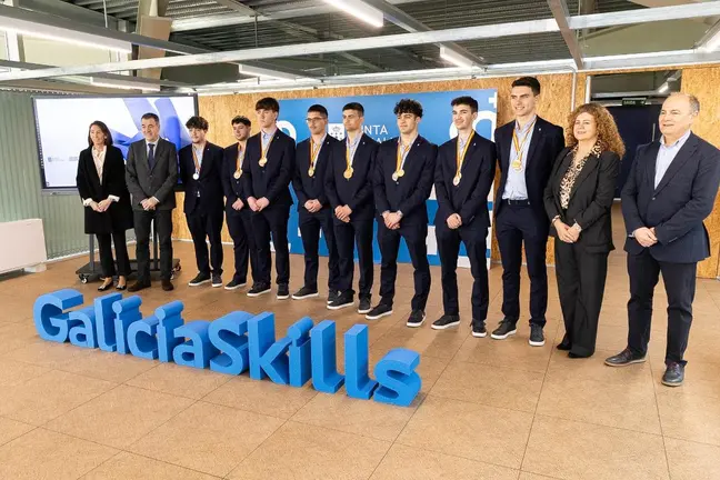 El conselleiro de Educaci&oacute;n, Rom&aacute;n Rodr&iacute;guez, junto a la directora general de FP, Eugenia P&eacute;rez, y los estudiantes gallegos premiados en el campeonato nacional SpainSkills, durante la recepci&oacute;n celebrada en la Cidade da Cultura.