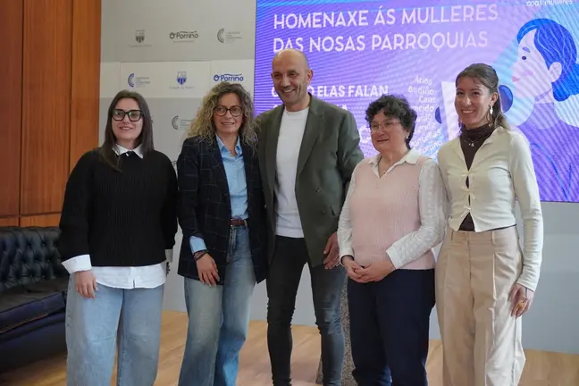 O alcalde do Porri&ntilde;o, Alejandro Lorenzo, e a concelleira de Igualdade, Carolina Gonz&aacute;lez, xunto a representantes participantes na presentaci&oacute;n da programaci&oacute;n municipal polo D&iacute;a Internacional da Muller.